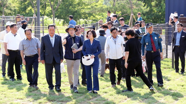 안성시가 반려동물과 함께하는 행복한 도시 환경 조성을 위해 반려견 놀이터 ‘같이파크’ 개장식을 개최했다. (사진=안성시)