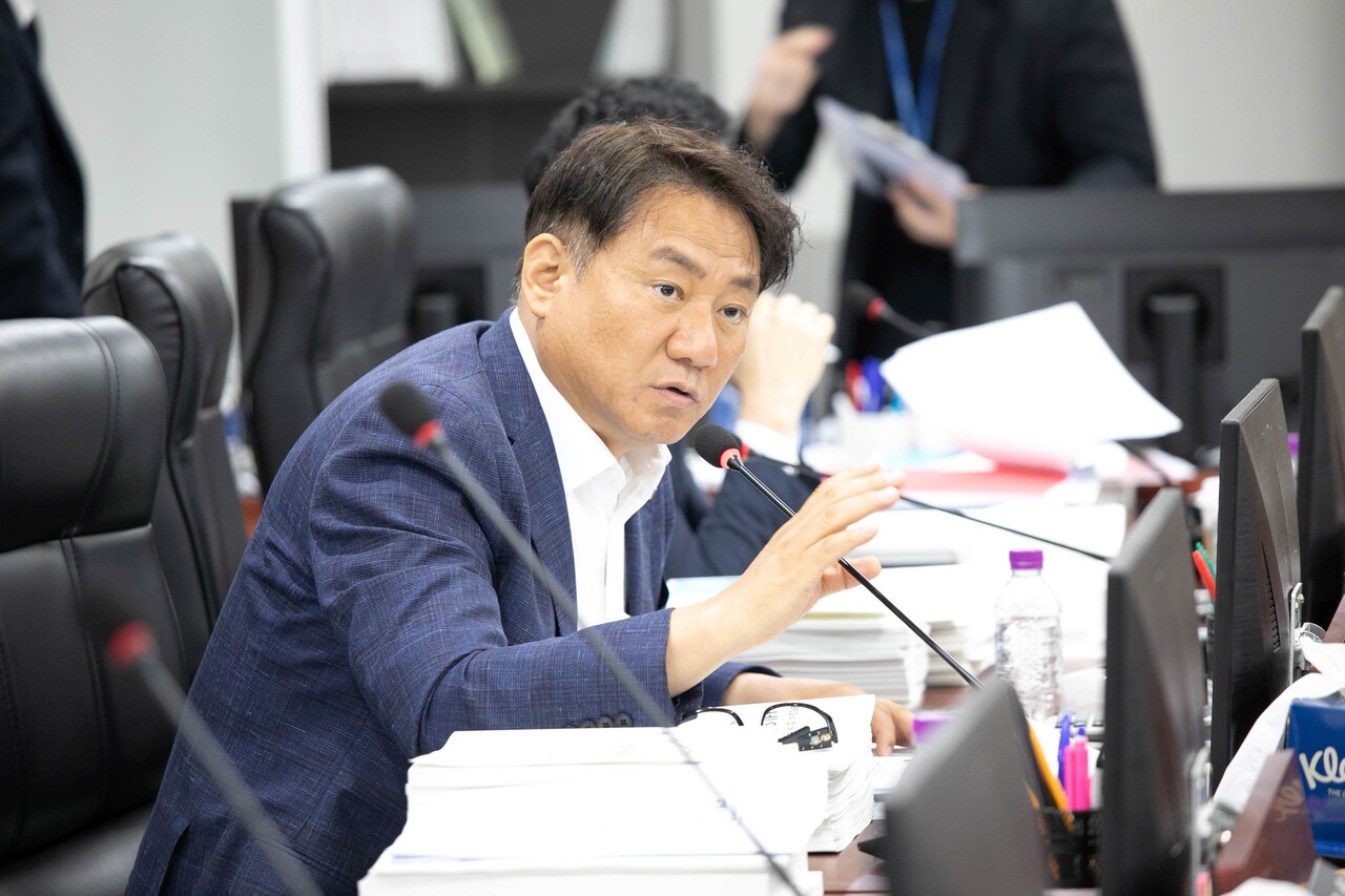 [일간경기=김인창 기자] 경기도의회 도시환경위원회 오준환(국민의힘, 고양9) 의원은 지난 6월24일 제384회 정례회 제3차 경기도청예산결산특별위원회에서 열린 건설교통위원회, 도시환경위원회, 미래과학협력위원회, 여성가족평생교육위원회 소관 결산에서 버스 공공관리제에 버스 요금 인상 등 재정 부담 해소 방안, 마을버스 등 환승 손실 지원금 개선, 청소년 교통비와 경기패스의 중복 지원 문제에 대한 지원액 조절, 고양 도시철도망의 신속한 추진 등의 개선을 촉구했다.