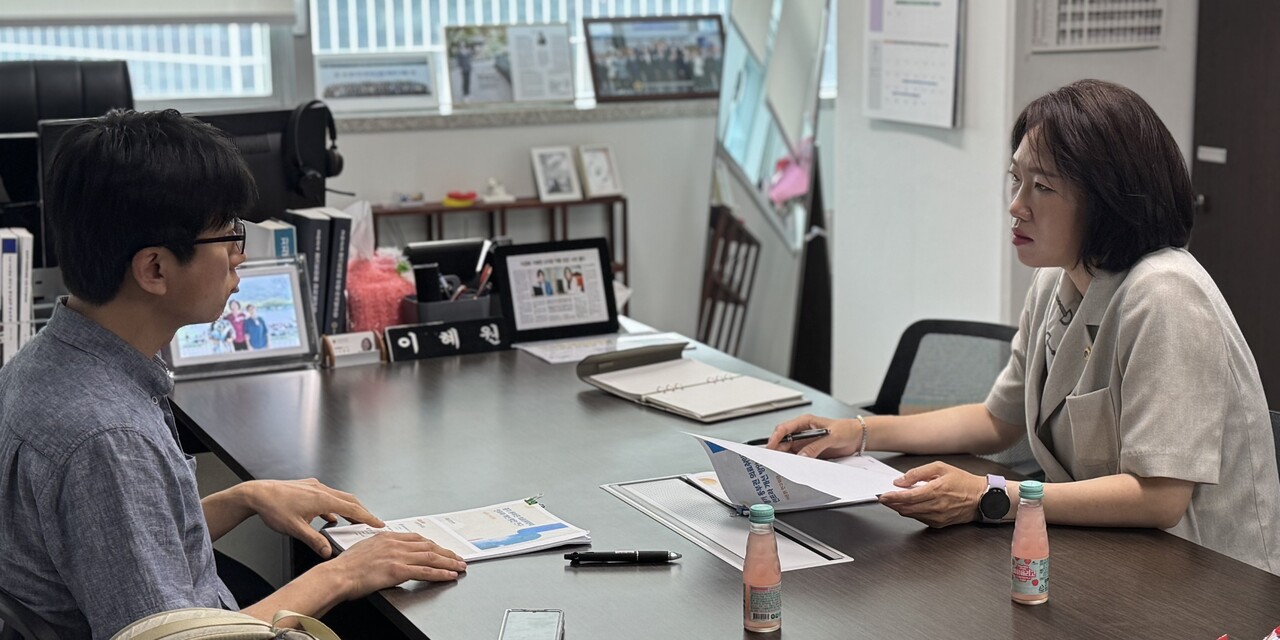 이혜원 도의원은 24일 경기도의회에서 경기 동부권 의료 환경 개선을 위한 정책 연구의 중간 점검을 목적으로 간담회를 열고 정책 연구의 진행 상황을 공유하고, 연구의 실현 가능성과 정책적 타당성에 대해 논의했다.(사진=경기도의회)