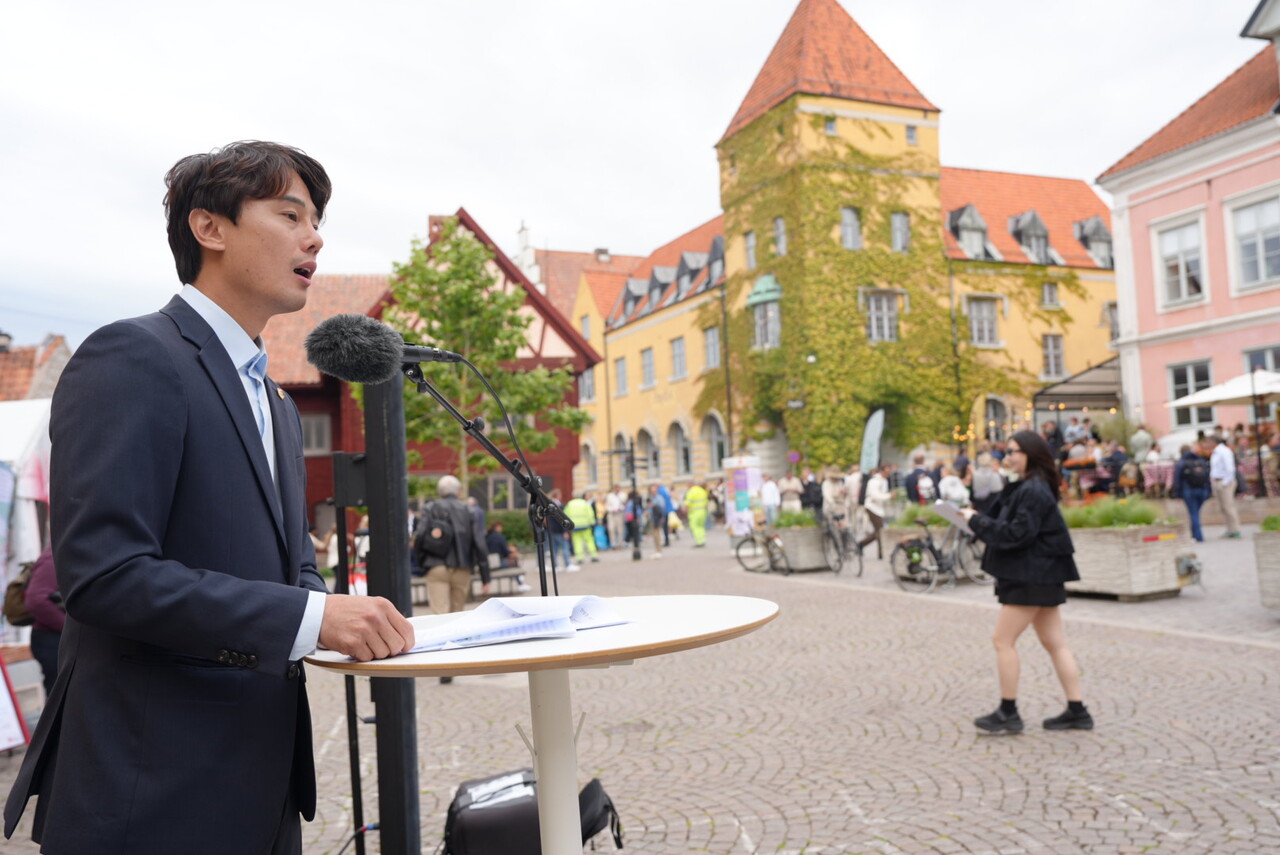 스웨덴 현지 6월 25일 오후 알메달렌 광장에서 진행된 한국포럼 ‘한국의 민주주의 – 헌법에서 시민권력까지’에서 황대호 위원장의 기조연설을 시작으로, 더불어민주당 염태영·박정현 국회의원, 조국혁신당 정춘생 국회의원 등이 패널로 참여하는 토론과 현장 청중 질의가 진행됐다.(사진=경기도의회)