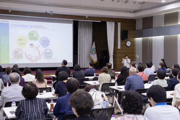 의왕시가 6월25일 시청 대회의실에서 관내 노인복지시설 및 장기요양기관 종사자 100여 명을 대상으로 &ldquo;노인 존엄&middot;인권 향상 교육&rdquo;을 실시했다. (사진=의왕시)