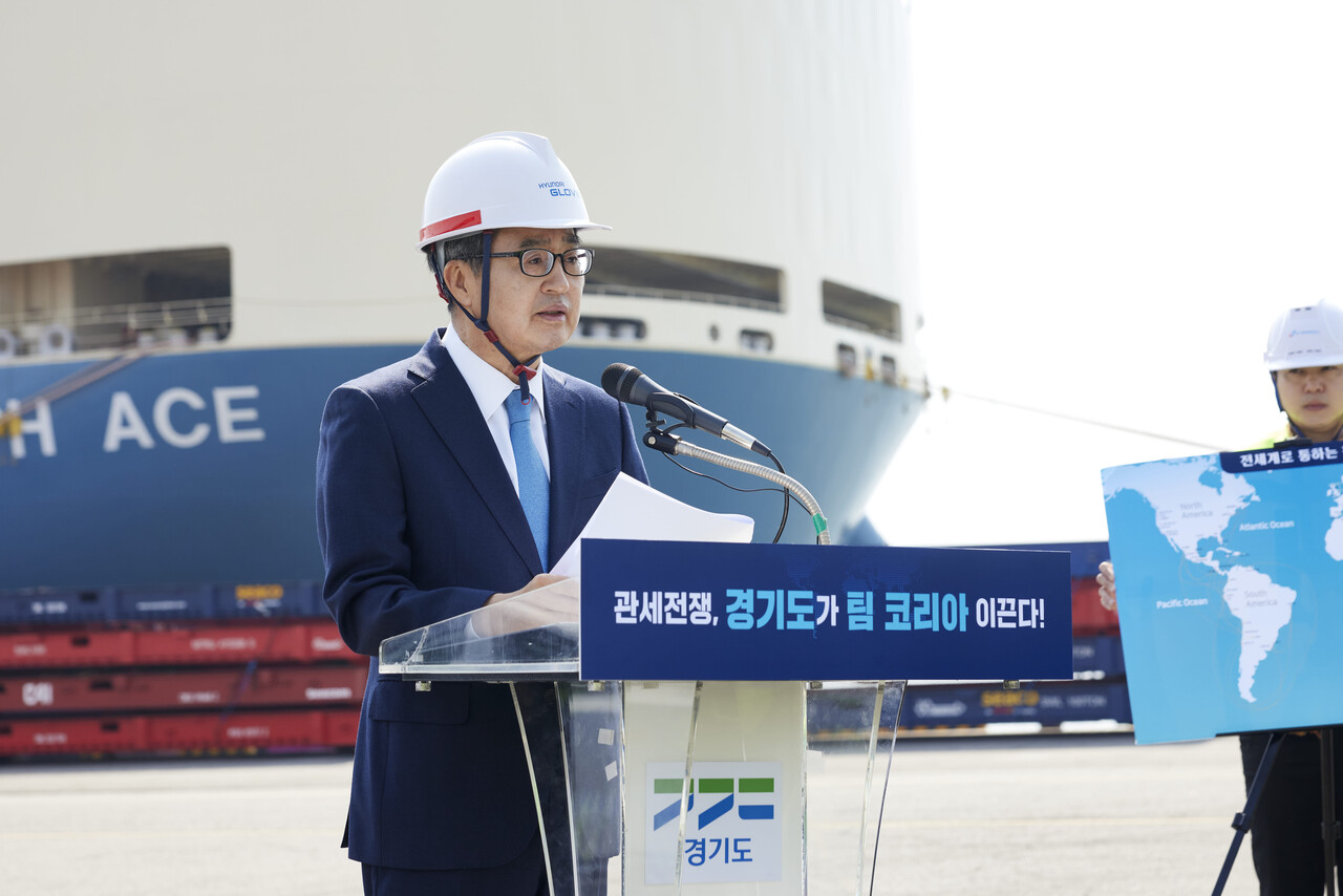 김동연 지사는 지난 3월 평택항에서 비상경제회의를 직접 주재하고, 자동차·부품 수출기업의 피해를 줄이기 위한 대응책을 발표했다. (사진=경기도)