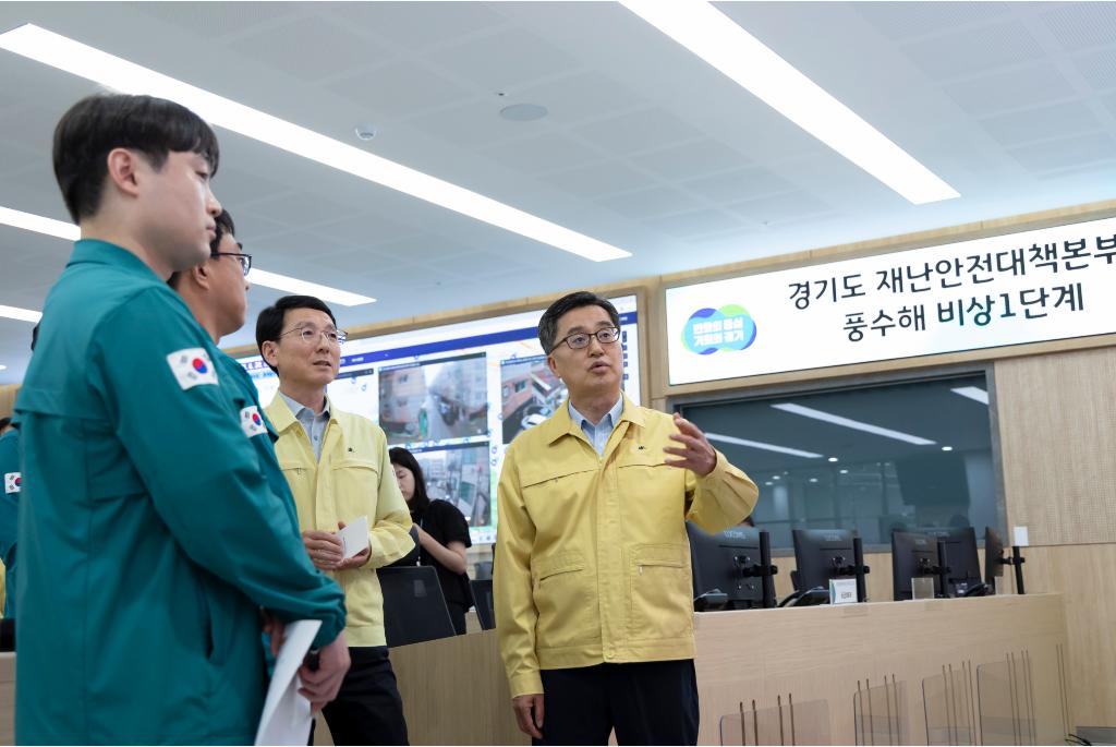 김동연 경기도지사가 6월20일 오후 경기도청 재난안전상황실을 방문하여 호우 상황을 점검하고 있다.(사진=경기도)