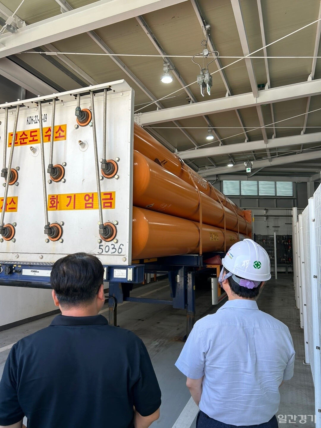 최성준 가스안전공사 경기북부 지사장이 차세대 에너지 수소발전 현장을 살펴보고 있다. (사진=김순철 기자)