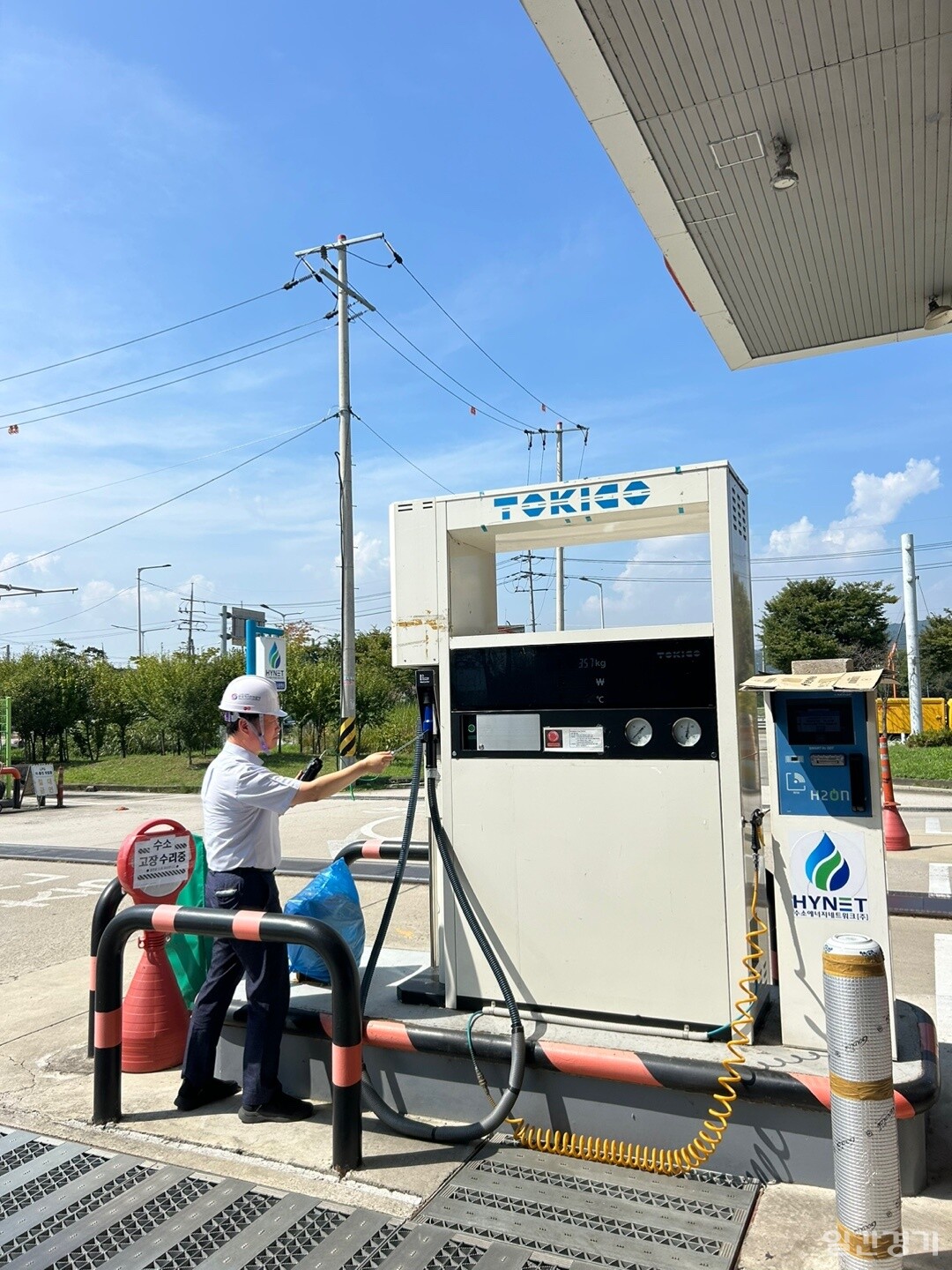 최성준 가스안전공사 경기북부 지사장이 수소 충전소 상태를 살펴보고 있다. (사진=김순철 기자)