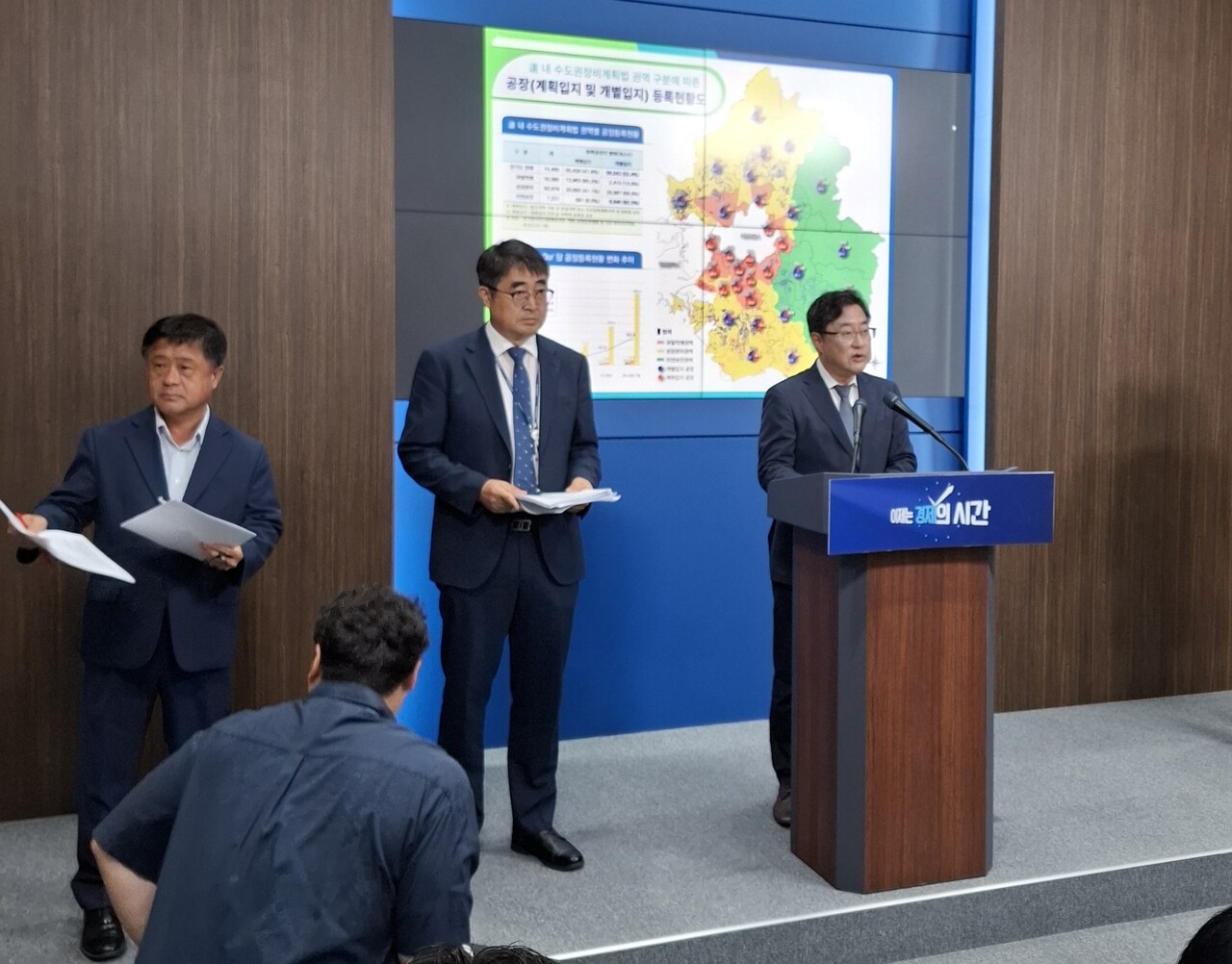 강민석 경기도 대변인과 손임성 도시주택실장은 1일 브리핑룸에서 기자회견을 열고 여주시 가남에 27만1663㎡ 규모의 대형 산업단지 클러스터가 조성된다고 밝혔다.(사진=김인창기자