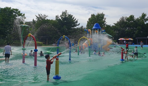 인천 미추홀구가 여름철을 맞아 오는 15일부터 8월까지 수봉공원과 아이그린공원 내 어린이 물놀이장을 운영한다. (사진=미추홀구)
