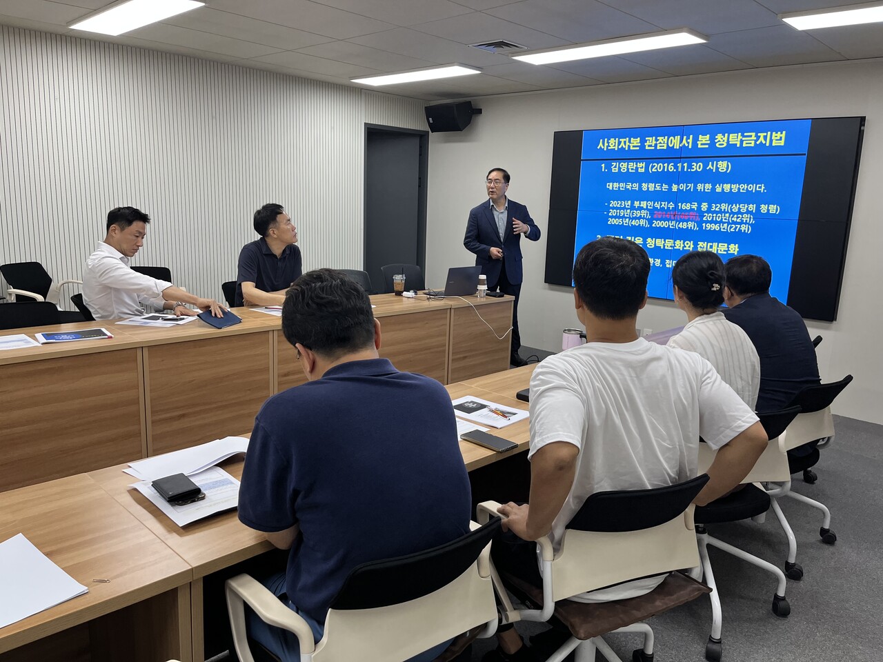 경기도장애인체육회는 7월1일, 5급 이상 고위직 임직원 7명, 신입 및 승진직원 17명을 대상으로 조직의 청렴성과 투명성 제고를 위한 반부패·청렴교육을 경기도체육회관 4층 회의실에서 실시했다. (사진=경기도장애인체육회)