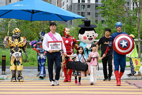 안산시는 7월2일 오전 상록구 해솔초등학교 앞에서 ‘온(On)-안산 릴레이 캠페인’의 첫 걸음을 내딛었다. (사진=안산시)