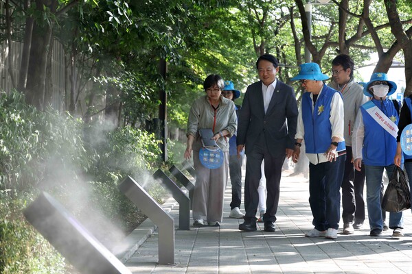인천 동구가 폭염저감시설 ‘쿨링포그’를 관내 주요 지역 5곳에 설치해 운영하고 있다. (사진=동구)