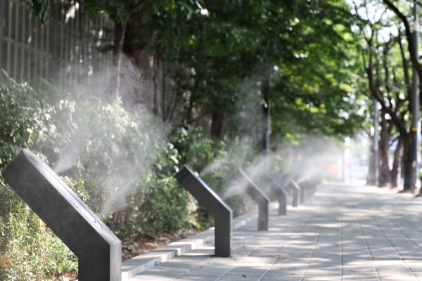 인천 동구가 폭염저감시설 ‘쿨링포그’를 관내 주요 지역 5곳에 설치해 운영하고 있다. (사진=동구)