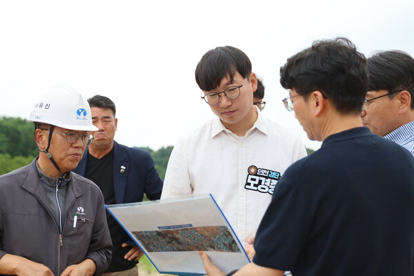 더불어민주당 모경종 국회의원(인천 서구병)은 지난 2일 인천시와 한국토지주택공사(LH)가 추진 중인 검단 주요 거점도로망 구축 사업 현장을 찾아 공사 진행 상황을 점검했다.(사진=모경종 의원실)