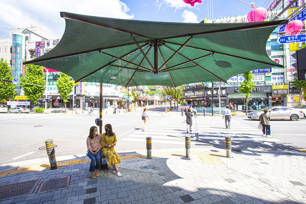 경기지역에서 연일 35도를 웃도는 폭염이 계속되는 가운데 9명의 온열질환자가 발생했다. 북태평양 고기압의 영향으로 당분간 무더위가 이어질 전망이어서 건강 관리에 각별한 주의가 요구된다. (사진=성남시)