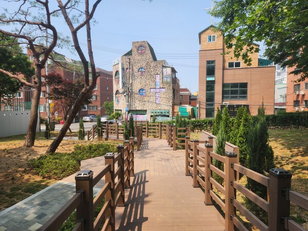 남동구는 7월4일 펜스로 둘러싸이고 잡목이 우거져 사실상 접근이 차단됐던 구월어린이공원 내 녹지를 개방형 휴게 쉼터로 조성했다고 밝혔다. (사진=남동구)