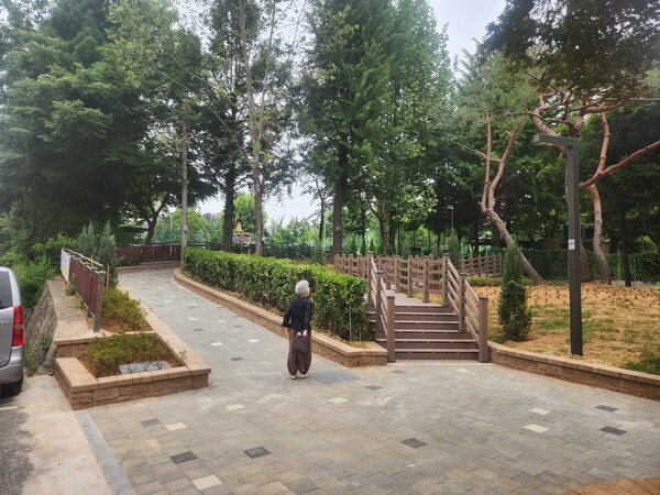 남동구는 7월4일 펜스로 둘러싸이고 잡목이 우거져 사실상 접근이 차단됐던 구월어린이공원 내 녹지를 개방형 휴게 쉼터로 조성했다고 밝혔다. (사진=남동구)