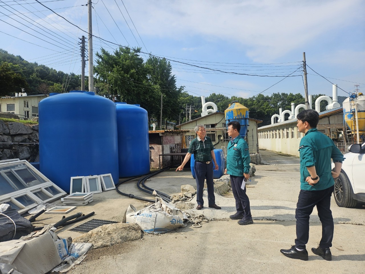 남상은 안성시 부시장은 지난 3일 삼죽면 기솔리에 위치한 양돈농가를 방문해 폭염 피해 예방 대책 추진 현황을 점검하고 농가의 애로사항을 청취했다. (사진=안성시)