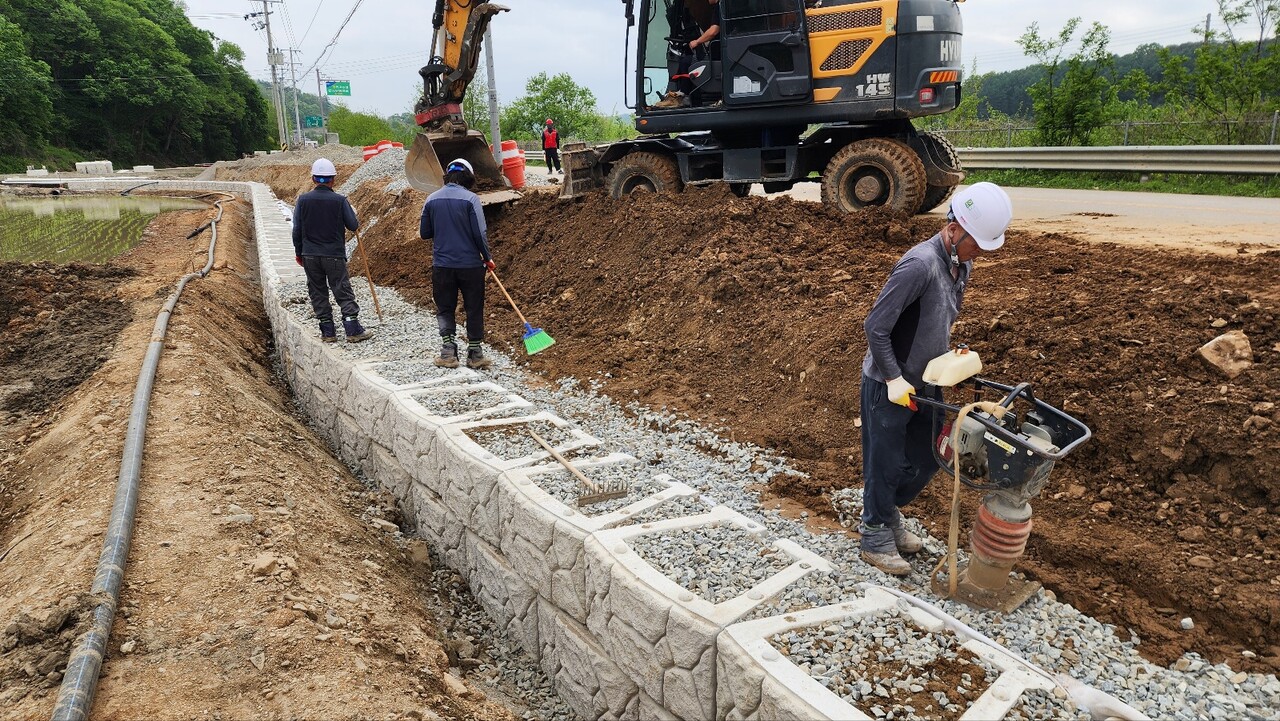 윤종영 의원은 연천군 내에서 추진 중인 국지도 78호선 군남 옥계-연천 상리 도로건설사업 및 지방도 371호선 두일-석장 시설개량공사에 대해 7월 1일부터 공사진행 상황을 점검했다.(사진=경기도의회)