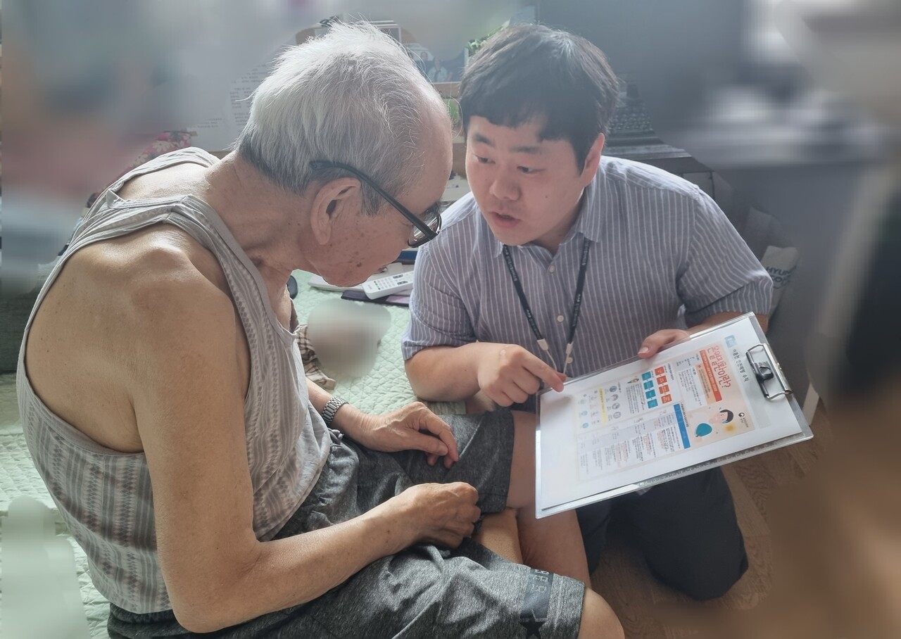 종합재가센터에서 이용 어르신을 대상으로 여름철 안전예방 수칙에 대해 설명하고 있다. (사진=경기도사회서비스원)