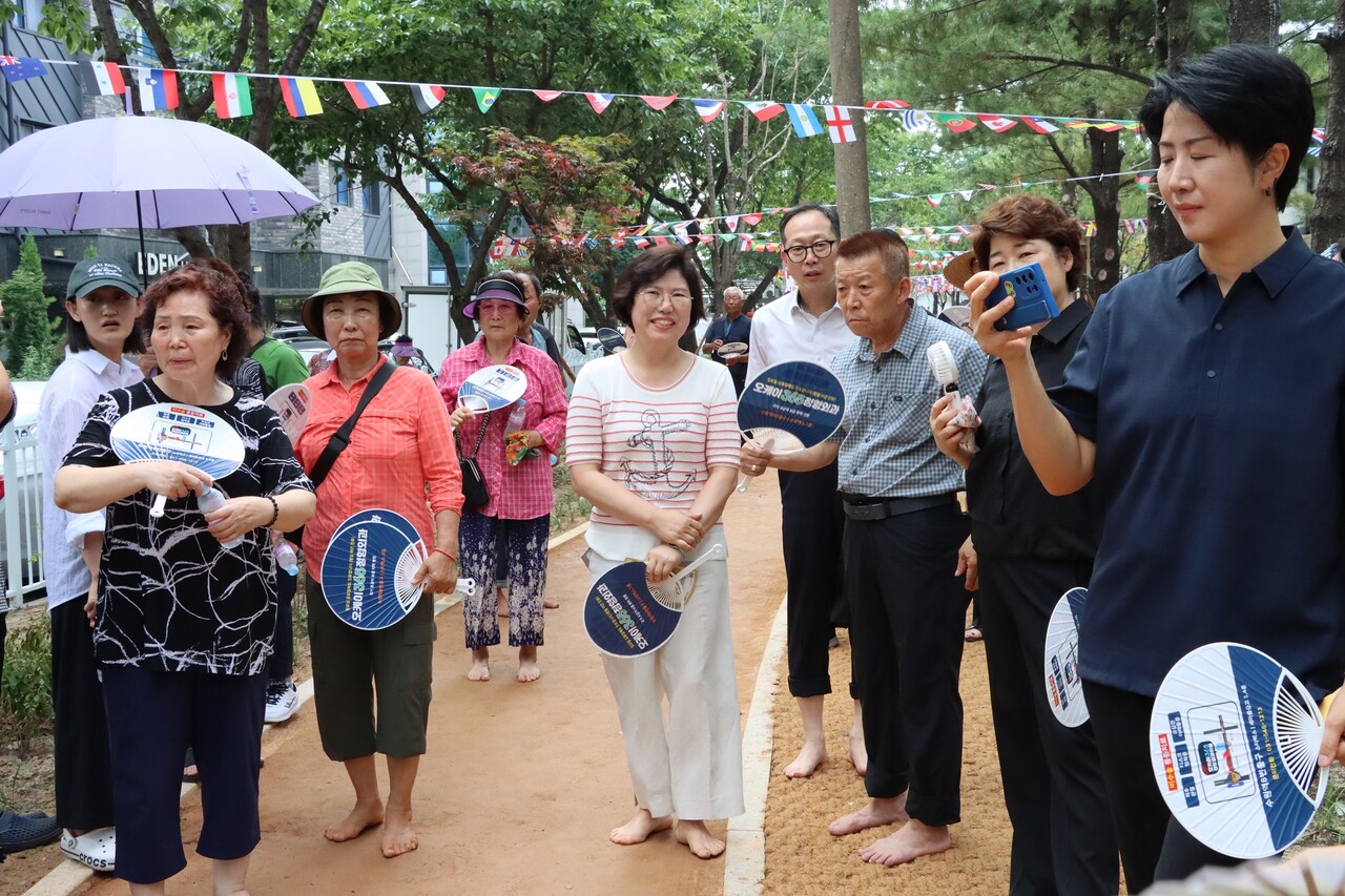 경기도의회 교육행정위원회 이애형 위원장은 7월8일 세류동 안동네 흙향기 황토길 현장을 찾아 직접 맨발로 황토길을 걸으며 조성 상태를 점검하고 현장을 찾은 주민들과 소통하는 시간을 가졌다. (사진=경기도의회)