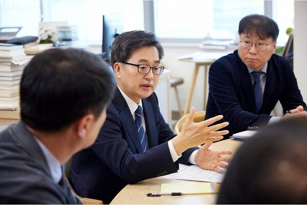 김동연 경기도지사가 4월15일 자동차 부품업계 관세 대응을 위한 후속 조치 점검 회의에서 트럼프 관세 부과에 따른 피해 현황 청취 및 추가 대응 방안을 논의하고 있다. (사진=경기도)