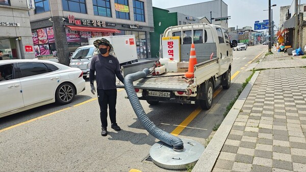 안성시는 마른 장마와 연이은 폭염으로 깔따구 등 해충 발생이 급증할 가능성에 대비해 방역 활동을 강화하고 있다. (사진=안성시)