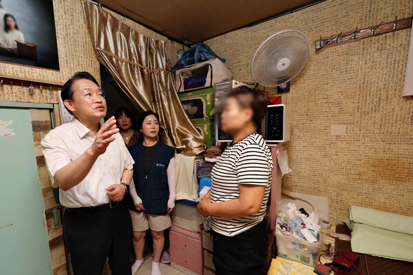 동구가 연일 지속되는 폭염 속에 취약계층 보호와 폭염 피해 최소화를 위해 다각적인 대응에 나섰다. 쪽방촌 찾은 김찬진 동구청장. (사진=동구)