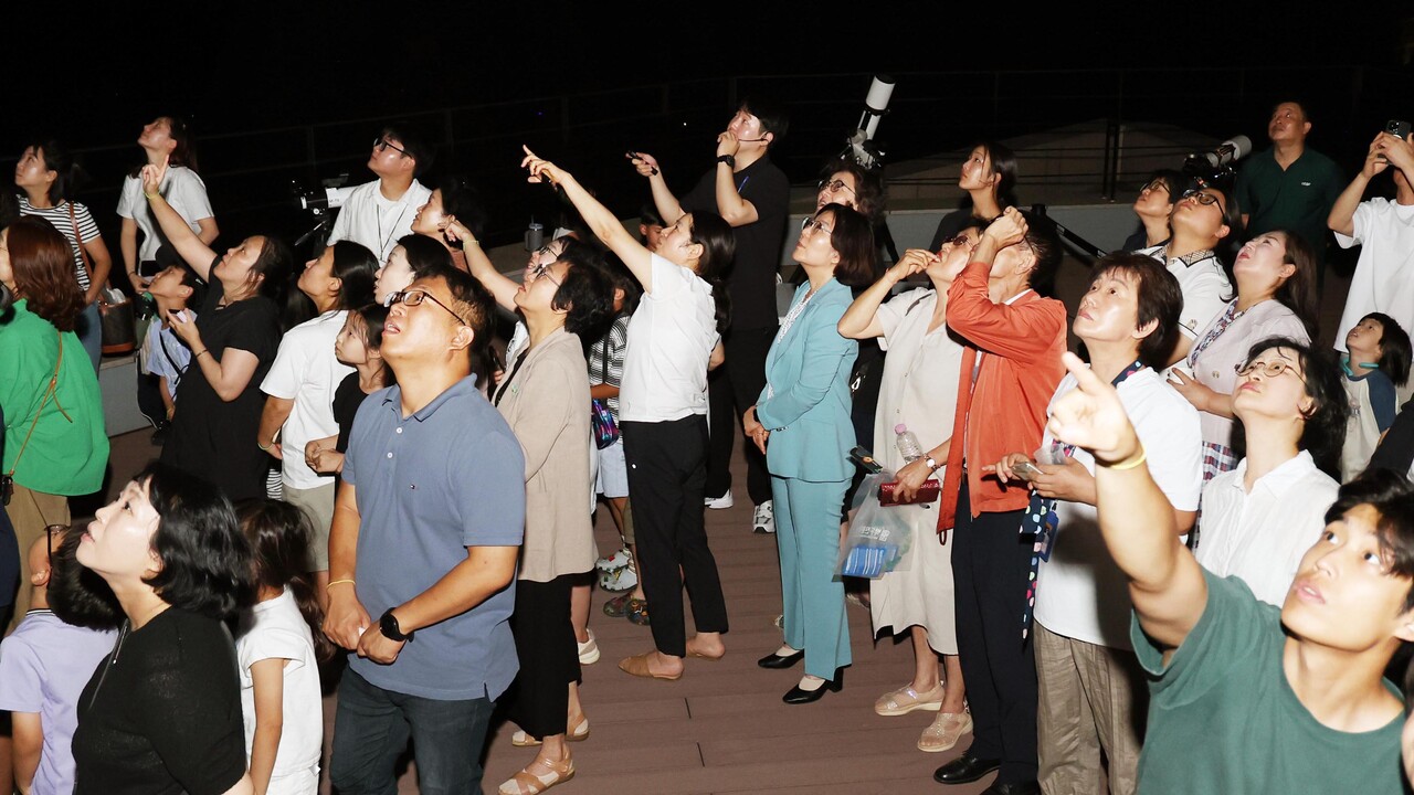 안성시는 시민들의 더위 스트레스 해소와 지역 상권 활성화를 위해 신야간경제 프로젝트 ‘오늘, 안성밤마실 어떠세요?’를 7주간 진행한다. 박두진문학관 별밭에 누워 프로그램에 참가한 김보라 안성시장과 시민들. (사진=안성시)