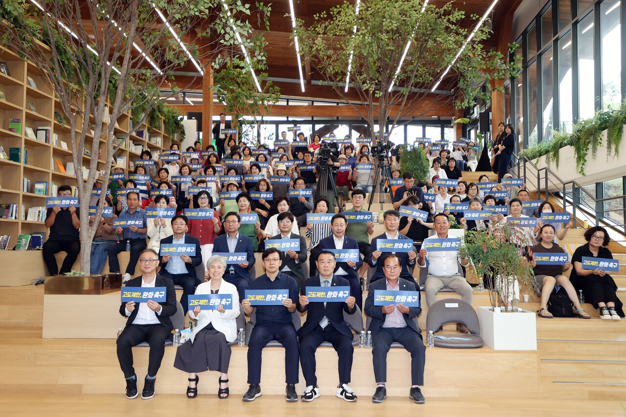 수원특례시의회 이재식 의장은 7월14일 영흥수목원 책마루에서 열린 군 공항 주변지역 고도제한 완화를 위한 희망토크 2차에 참석해 고도제한 완화를 위한 주민 의견을 청취하고 공감대를 형성하는 시간을 가졌다. (사진=수원시의회)