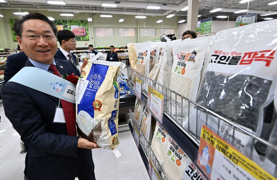 유정복 인천시장이 14일(현지시간) 캐나다 토론토 갤러리아 슈퍼마켓 욕밀점(Galleria Supermarket YorkMills)에서 열린 '인천 농수산식품 토론토 상륙대전'에서 판매중인 농수산물을 살펴보고 있다.(사진=인천시)
