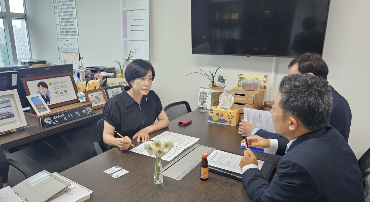 이경혜 도의원은 15일 경기도 기획조정실‧도시주택실 등과 함께 주요 현안에 대한 정담회를 열고 업무 보고 및 논의를 하고 있다. (사진=경기도의회)