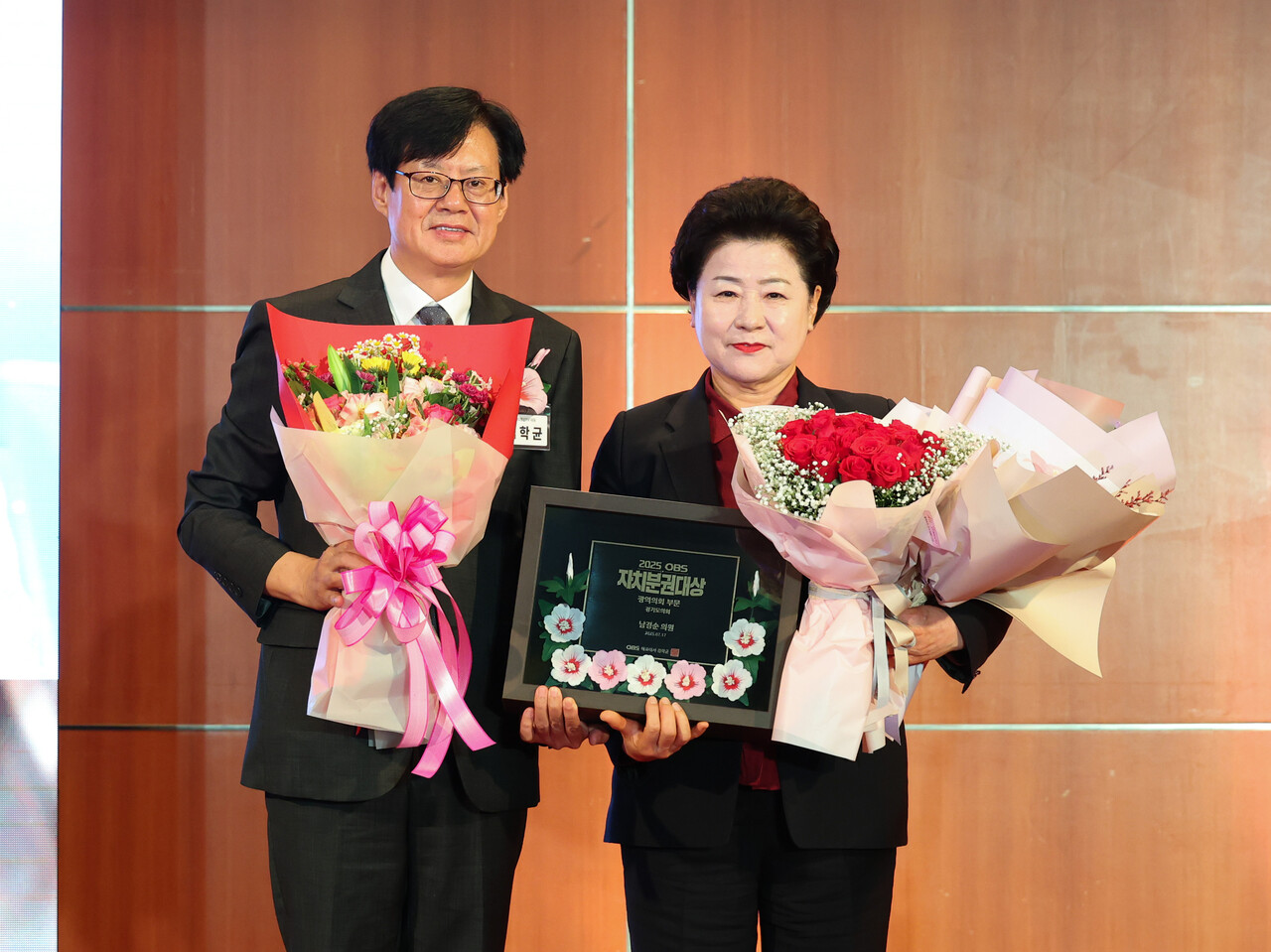 남경순 의원이 17일 경기도아트센터에서 열린 '2025 OBS 자치분권대상' 시상식에서 지방자치 발전과 경쟁력 향상에 기여한 공로를 인정받아 광역의원 부문 수상자로 선정됐다.(사진=경기도의회)