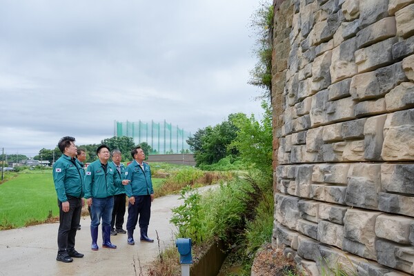 안성시의회는 7월17일 집중호우로 인한 인명 및 재산 피해를 예방하고 시민 안전을 확보하기 위해 재해 취약지역에 대한 긴급 현장 점검을 실시했다. (사진=안성시의회)