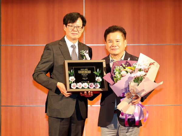 문병근 부위원장이 17일 경기아트센터 컨벤션홀에서 열린 ‘2025 OBS 자치분권대상’ 시상식에서 광역정치부문 수상자로 선정되어 수상을 하고 있다.(사진=경기도의회)