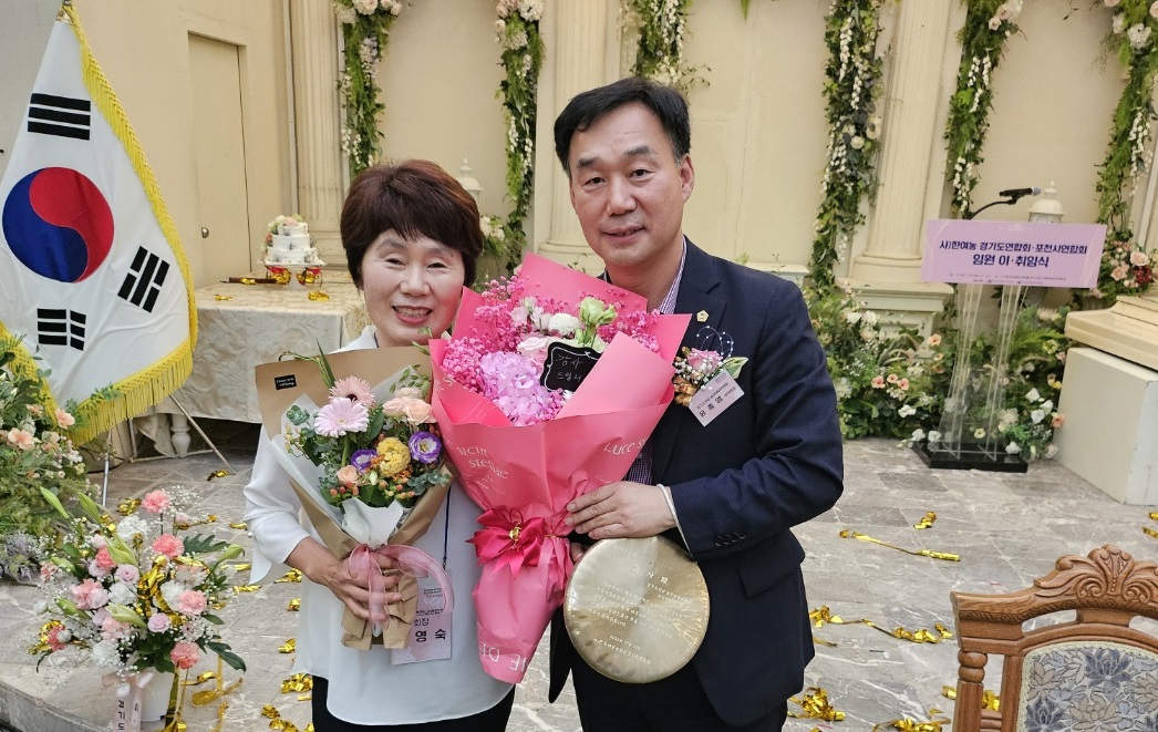 경기도의회 농정해양위원회 부위원장 윤종영 의원이 17일 오후 포천 허브아일랜드에서 개최된 ‘한국여성농업인 경기도연합회장 취임식’에서 여성농업인 권익 증진 및 농촌 정책 지원 공로를 인정받아 감사패를 수상하고 있다. (사진=경기도의회)