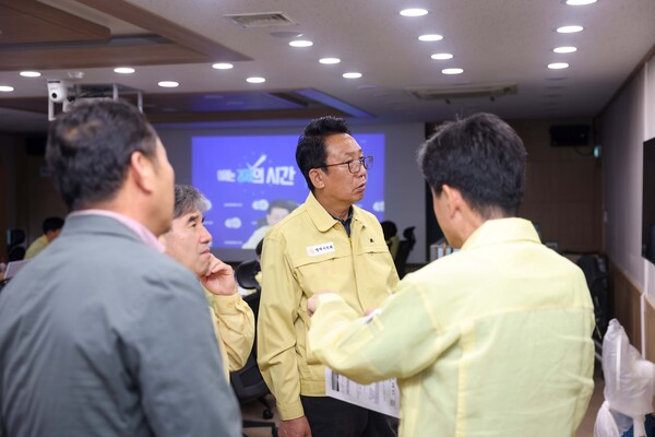 평택시의회 강정구 의장은 7월17일 평택시청 재난안전상황실을 방문해 근무자들을 격려하고 집중호우에 대비한 예방을 당부했다. (사진=평택시의회)