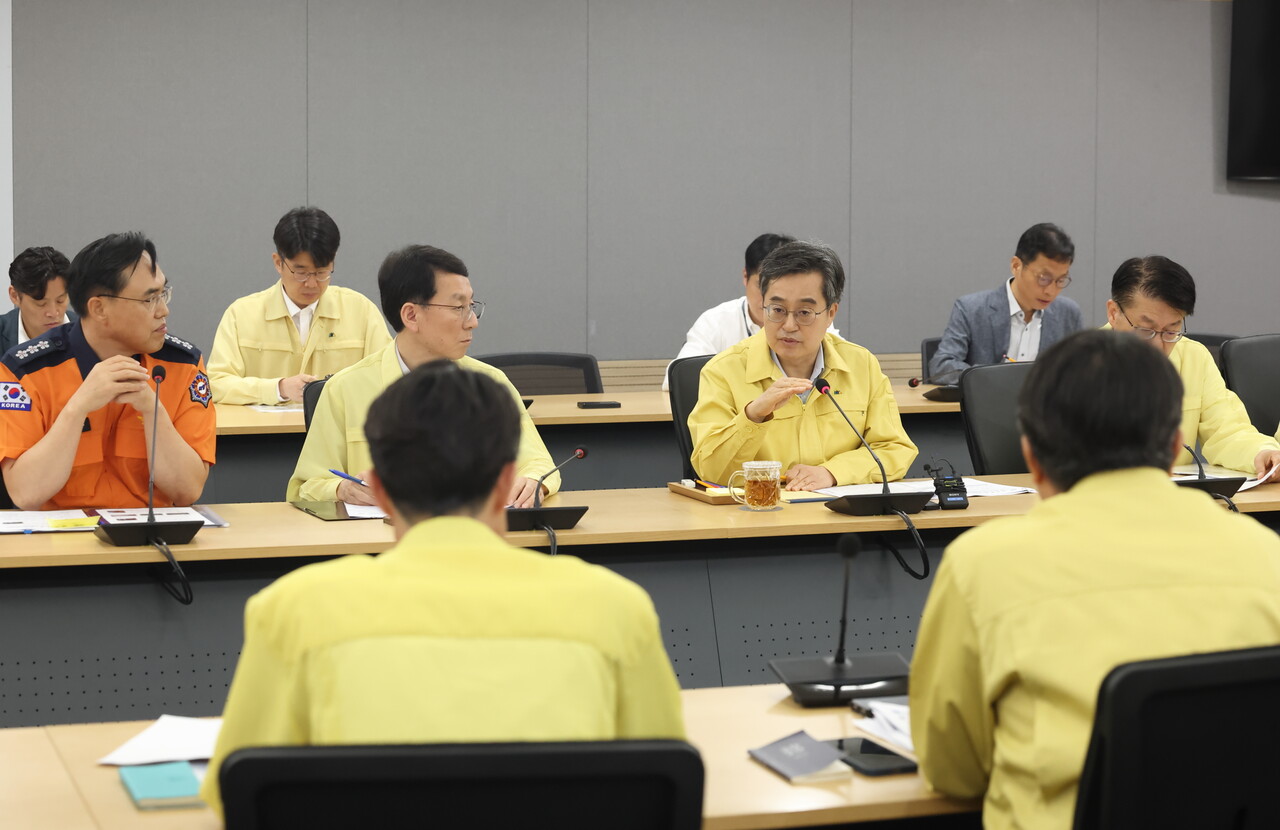 김동연 지사는 7월18일 경기도청 재난안전1회의실에서 열린 '호우 대처 도-시군 재난안전대책본부 회의'에서 "현장 중심, 신속한 판단, 과감한 실행은 반드시 지켜야 될 재난대응 원칙"이라며 도민 안전 확보에 총력을 기울일 것을 지시했다. (사진=경기도)