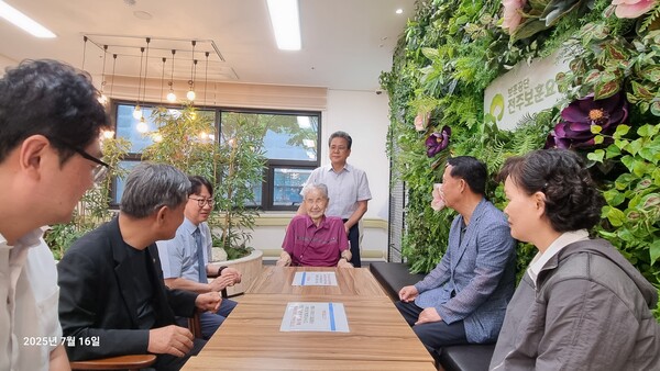 7월16일 보훈공단 신현석 이사가 이석규 애국지사를 방문해 최근 근황을 살펴보고, 앞으로도 활력 넘치는 입소생활을 영위하시길 기원했다.(사진=한국보훈복지의료공단)