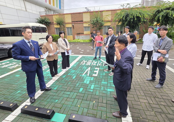 경기도의회 미래과학협력위원회 심홍순·전석훈 부위원장과 서현옥 의원은 7월17일 화성시와 성남시에 위치한 일부 학교를 방문해 전기차 충전시설의 안전성과 관리 실태를 확인하기 위해 현장 점검을 실시했다. (사진=경기도의회)