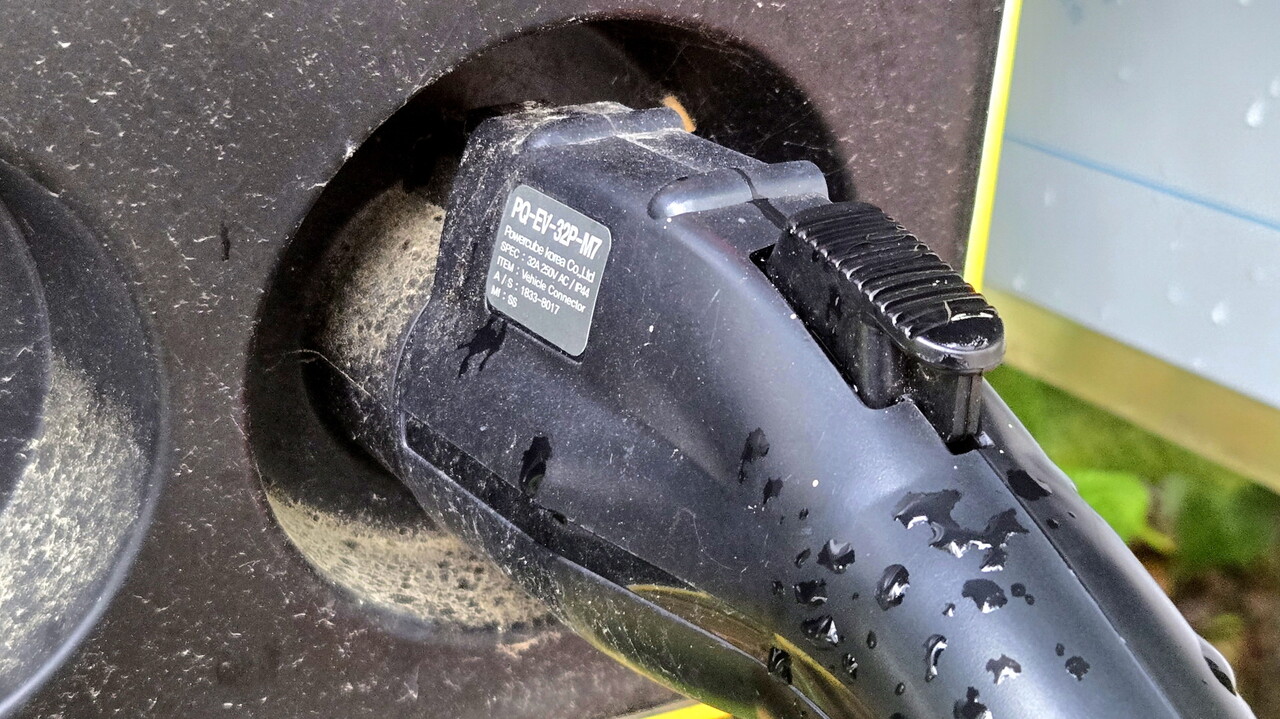 화성시 청목초등학교 전기차 충전시설, 빗물에 노출되어 손잡이가 젖어 있고, 안쪽에는 먼지가 쌓인 상태. (사진=전석훈 의원 제공)