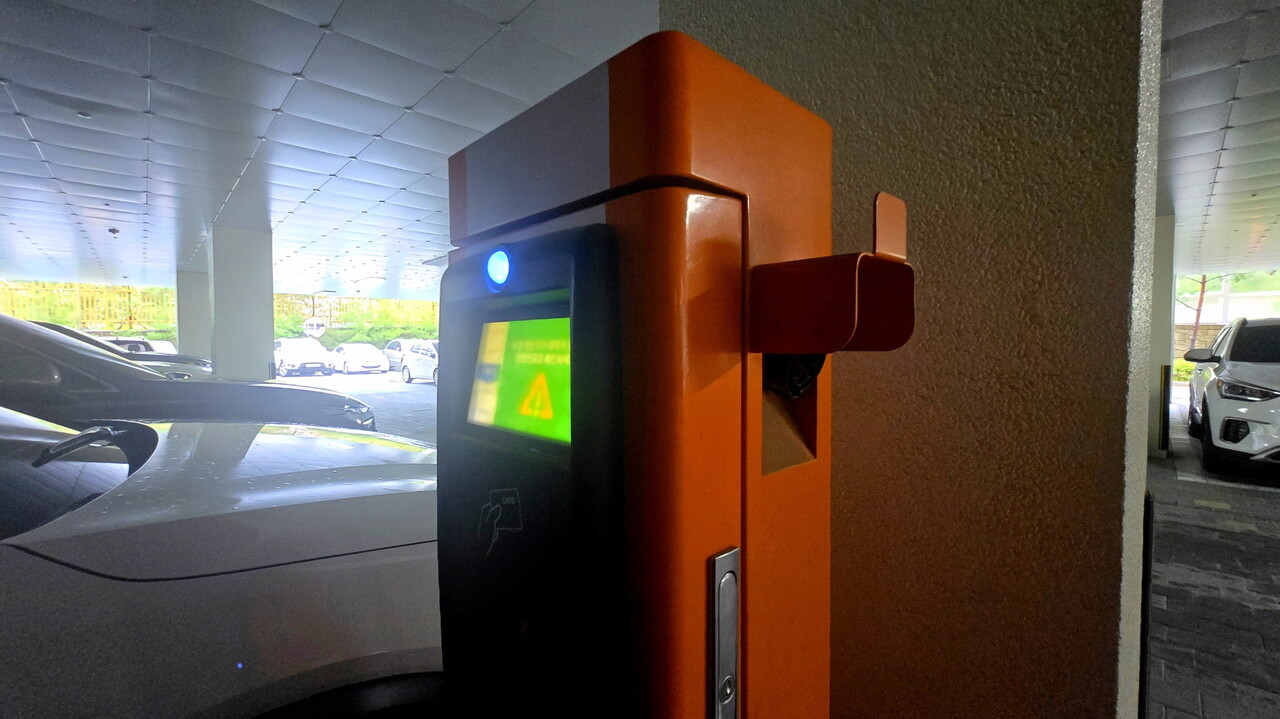 성남시 판교대장초등학교 전기차 충전시설, 충전기 코드 선이 빠져 있고 전원 연결이 차단된 상태. 