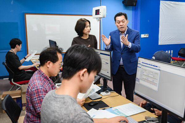 이재준 수원시장이 민생회복 소비쿠폰 신청 첫날인 7월21일 인계동 행정복지센터를 방문해 민원안내 창구를 점검하고 담당 직원들을 격려했다. (사진=수원시)