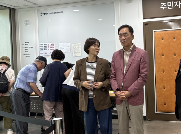 정장선 평택시장은 7월22일 민생회복 소비쿠폰 사업의 원활한 추진과 현장 운영 점검을 위해 비전2동 행정복지센터를 방문했다. (사진=평택시)