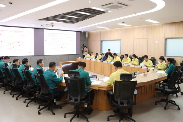 경기도의회 민주당이 23일 경기도청 2층 재난안전 제1영상회의실에서 열린 ‘호우피해 관련 양당대표 간담회’에서 호우피해 수습 및 지원현황을 보고받고, 대응책을 모색했다.(사진=경기도의회)