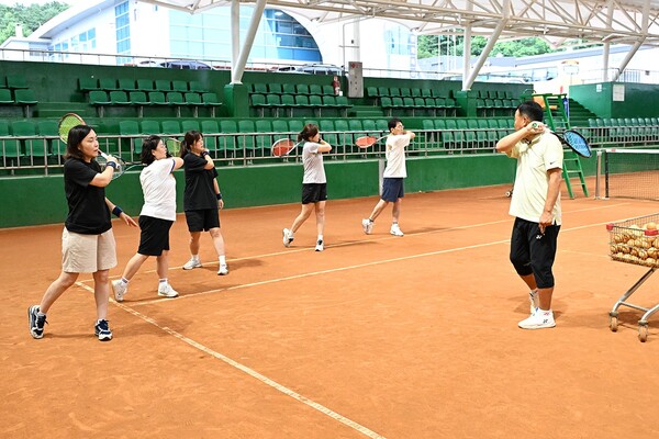안성시청 소프트테니스팀이 7월 19일부터 9월 27일까지 매주 토요일 또는 일요일 오전 10시부터 12시까지 안성시국제소프트테니스장에서 시민 대상 무료 강습을 진행한다. (사진=안성시)