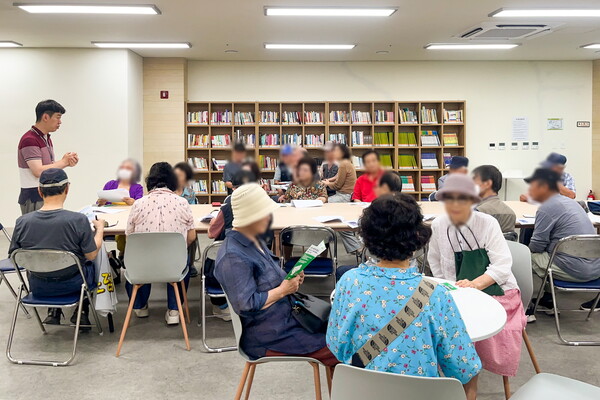 수원시는 7월22일과 24일 입북동과 당수동 지역 어르신 500여 명을 대상으로 수요응답형 교통서비스 '똑버스' 이용법을 안내했다. (사진=수원시)