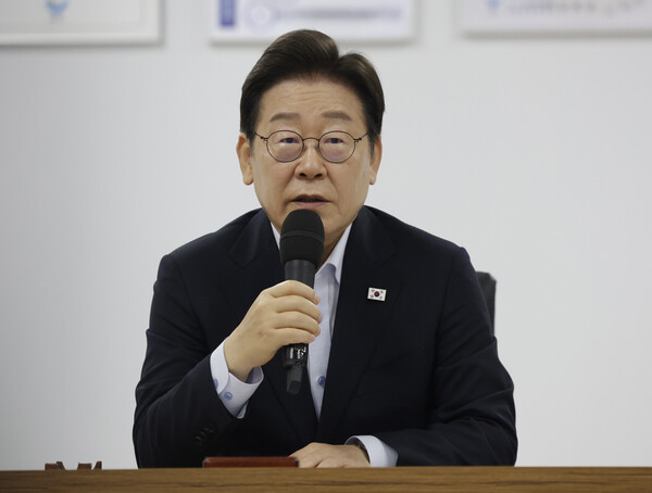 이재명 대통령이 7월25일 시흥시 SPC 삼립 시화공장에서 열린 산업재해 근절 현장 노사간담회에서 발언하고 있다. (사진=연합뉴스)