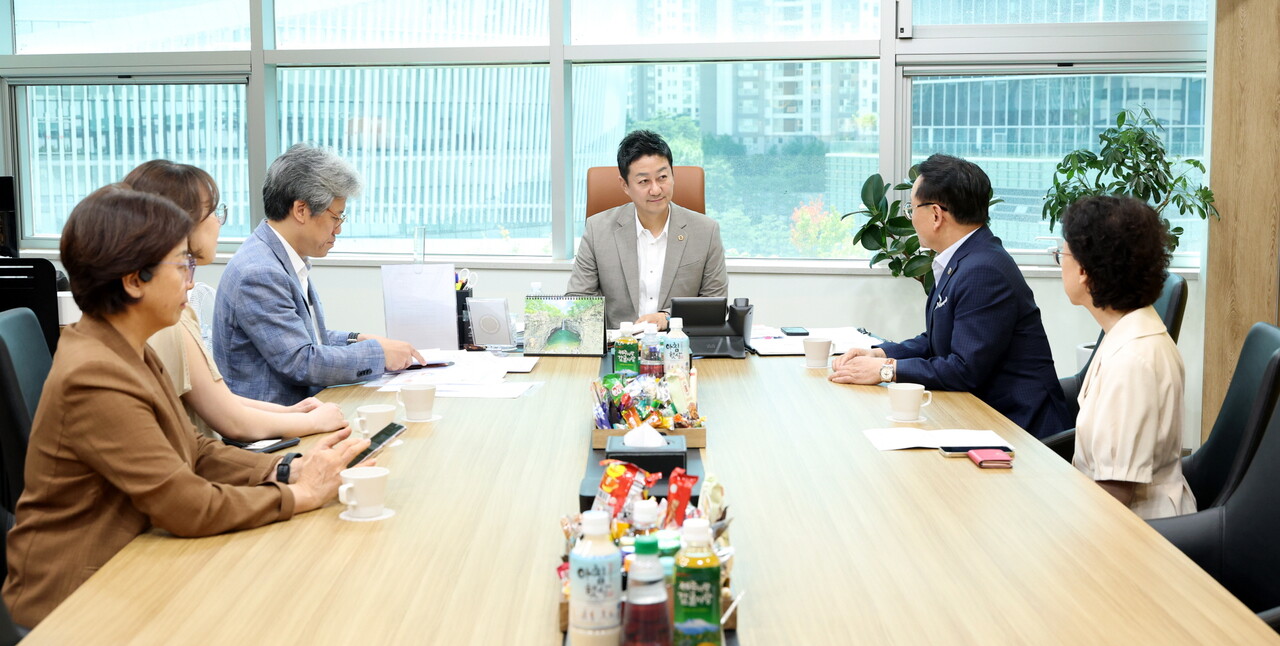 김진경 경기도의회 의장은 대한치매구강건강협회를 비롯한 치과의료·돌봄 단체와의 소통을 통해 기존 의료시설 등을 활용한 경기도형 공공치과 모델 구축의 필요성을 논의했다.(사진=경기도의회)
