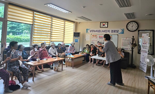 화성시 남양 LH4단지 경로당에서 ‘사각지대로 찾아가는 심리지원’ 순회 상담을 진행하고 있다.(사진=경기도사회서비스원)