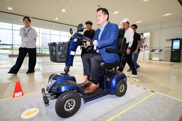 이재준 수원시장이 7월29일 제1회 수원시 사회적경제 박람회장을 방문해 전동휠체어를 타고 장애물을 넘는 체험을 하고 있다. (사진=수원시)