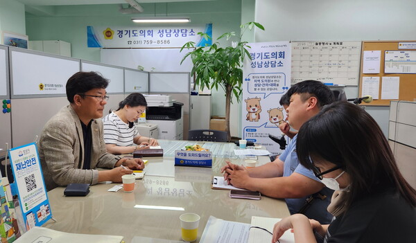 최만식 도의원은 28일 경기도의회 성남상담소에서 해피유자립생활센터 관계자들과 정담회를 열고 장애아동 복지와 장애인 이동권 개선 방안에 대해 논의했다.(사진=경기도의회)